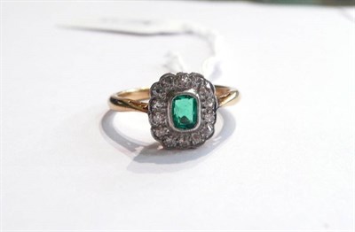 Lot 67 - An emerald and diamond cluster ring