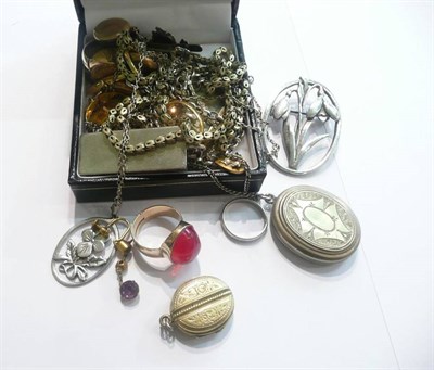 Lot 69 - Gold and other jewellery including two pairs of cuff-links, three gold bands, etc