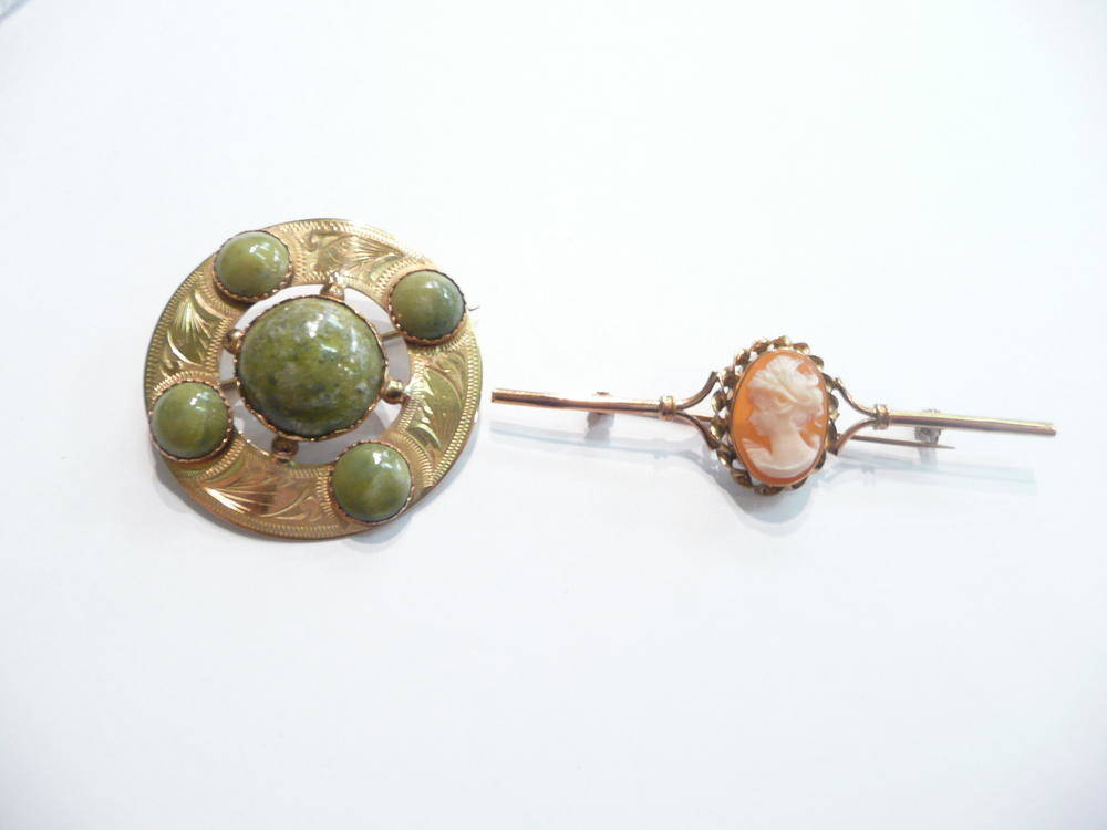 Lot 80 - A 9ct gold and agate target brooch and a 9ct gold and shell cameo bar brooch (2)
