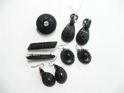 Lot 105 - A quantity of carved jet jewellery