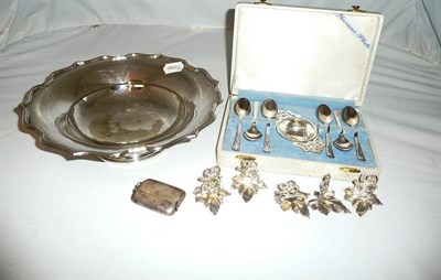 Lot 167 - A silver plated butt marker, five silver plated menu stands, a plated tazza and plated...