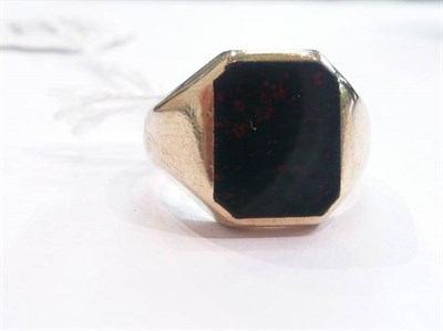 Lot 221 - Gold and bloodstone ring