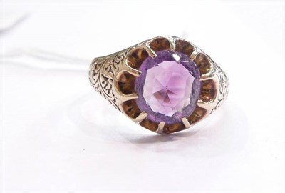 Lot 222 - Gold and amethyst ring