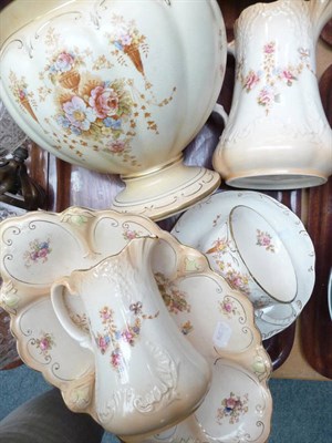 Lot 295 - Six pieces of Crown Devon Fielding's ceramics