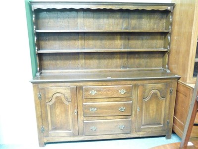 Lot 432 - A reproduction dresser