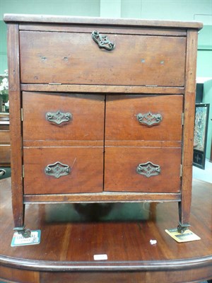 Lot 522 - Commode chest