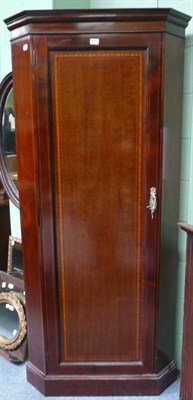 Lot 548 - An Edwardian cross-banded mahogany corner hall robe