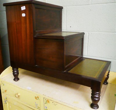 Lot 554 - Commode