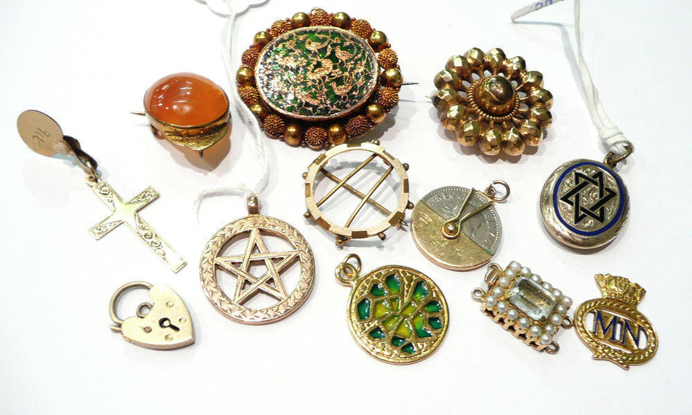 Lot 7 - Assorted brooches, pendants, charms etc