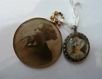 Lot 11 - A cased set of studs and two picture lockets