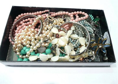 Lot 27 - A small quantity of costume jewellery including brooches, beads, earrings and a bar brooch...