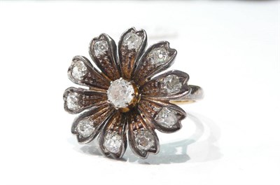 Lot 44 - A diamond floral cluster ring