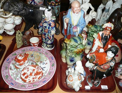 Lot 112 - Two trays of 20th century Chinese figures and ornaments