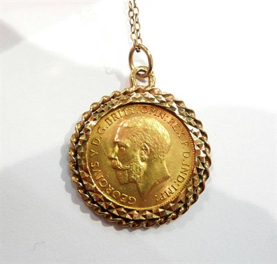 Lot 182 - A 1915 half sovereign in a pendant mount on a chain