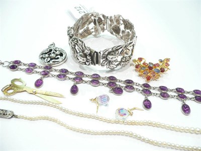 Lot 212 - A scissor pendant, a bracelet, an amethyst cabochon necklace, assorted jewellery