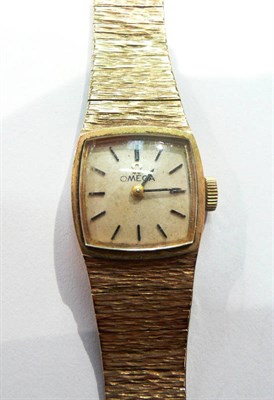 Lot 229 - A 9 carat gold lady's Omega wristwatch