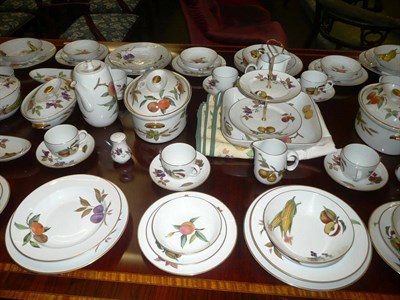 Lot 395 - Quantity of assorted Royal Worcester Evesham pattern dinner wares