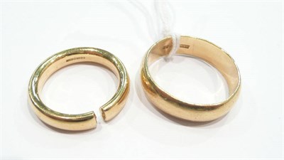 Lot 418 - An 18 carat gold band ring and another (split)