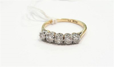 Lot 430 - A diamond five stone ring