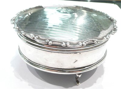 Lot 442 - Silver circular ring box on three legs