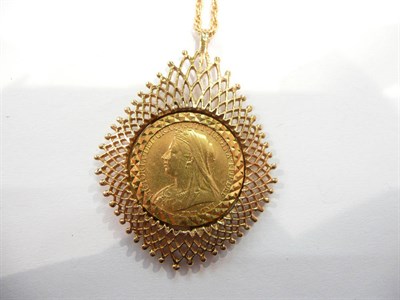 Lot 443 - A 1900 half sovereign pendant on a chain