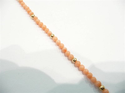 Lot 463 - A coral bead necklace