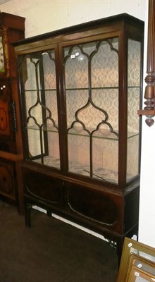 Lot 551 - Mahogany glazed china cabinet