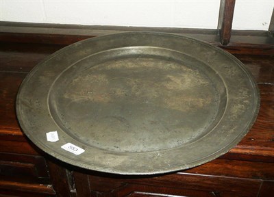 Lot 553 - 17th century pewter charger