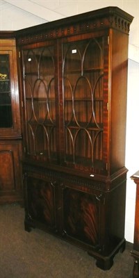 Lot 562 - Reproduction mahogany bookcase