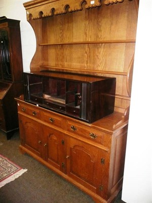 Lot 566 - Oak dresser