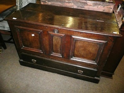 Lot 603 - Oak mule chest