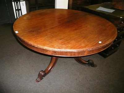 Lot 607 - Victorian circular mahogany breakfast table