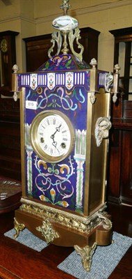 Lot 619 - A 20th century striking mantel clock