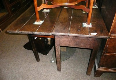 Lot 673 - Early 18th century gateleg table