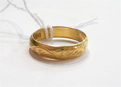 Lot 68 - A 22 carat gold patterned band ring
