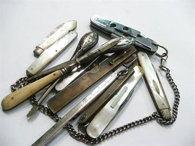 Lot 73 - A collection of various pen knives