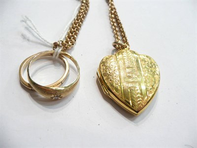 Lot 75 - A 9 carat gold heart locket on chain and two rings