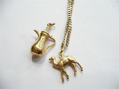 Lot 84 - A camel charm stamped '750', a curb necklace and a ewer charm