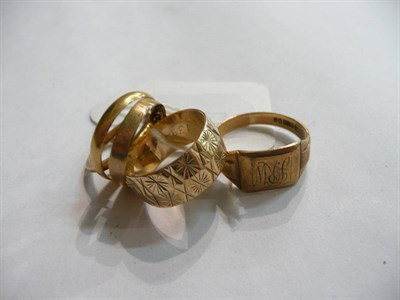 Lot 97 - Three 9 carat rings and two band rings