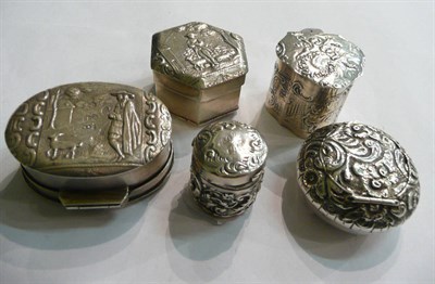 Lot 107 - Five small boxes (one with thimble)