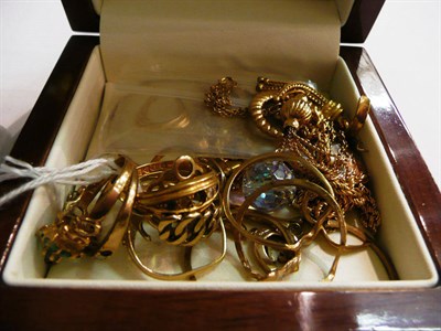 Lot 113 - Assorted damaged gold and other jewellery