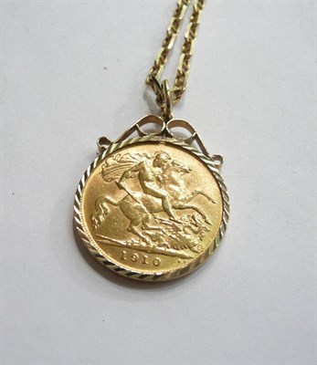 Lot 116 - A 1910 half sovereign loose-mounted as a pendant with 9 carat gold anchor link chain