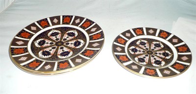 Lot 204 - Three Royal Crown Derby 1128 pattern dinner plates and two Royal Crown Derby dessert plates (5)