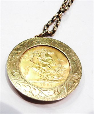 Lot 220 - A 1963 gold sovereign loose-mounted in 9 carat gold and chain