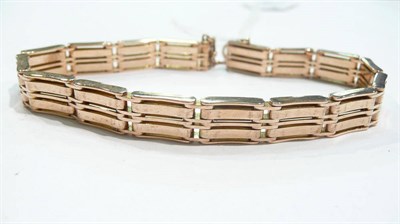 Lot 261 - A 10 carat gold gate link bracelet