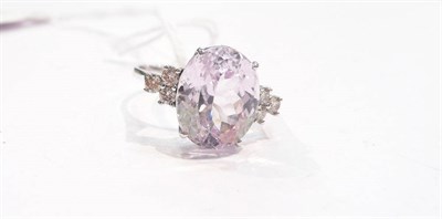 Lot 272 - A 14 carat white gold kunzite and diamond ring