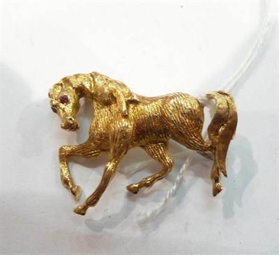 Lot 276 - Gold horse brooch