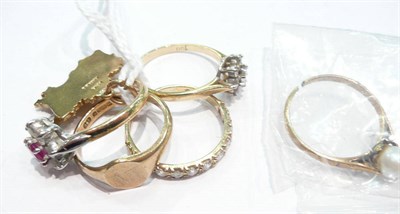 Lot 304 - A 9 carat gold signet ring, four dress rings, a charm and a 9 carat gold Jersey charm