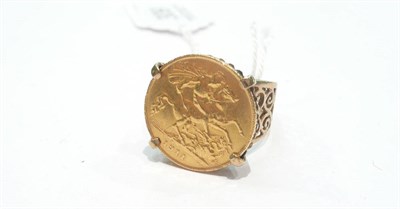 Lot 309 - A gold half sovereign ring