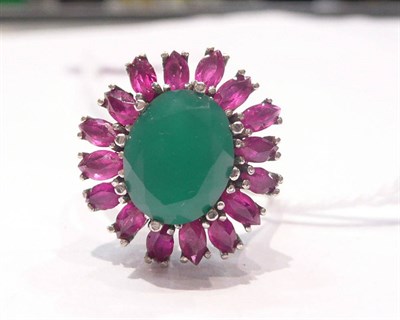 Lot 415 - An emerald and ruby cluster ring